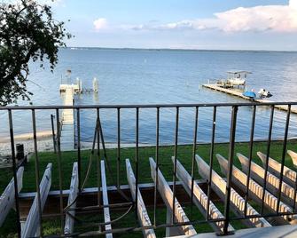 Waterfront Dream on Montague Island near Urbanna - Jamaica - Balcón
