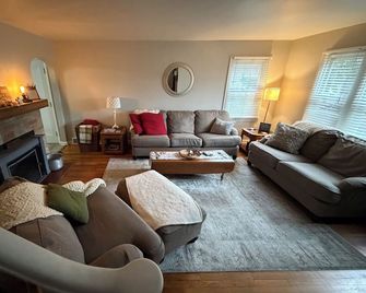 The Corner Cottage @ Chestnut - Orrville + minutes to Amish Country - Orrville - Sala de estar