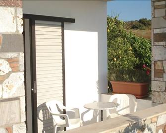 Nikos Studios - Kefalos - Patio