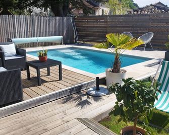Mimizan Et Contis Plage A 15/20 Minutes ..1 H00 De Bordeaux Villa Avec Piscine - Onesse-Laharie - Piscina