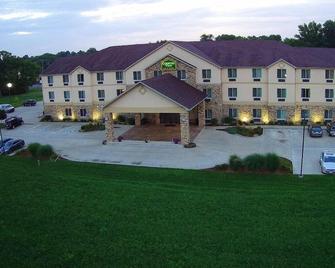 Countryview Inn & Suites - Robinson - Building