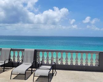 Novels Villa is a family-friendly home with the Caribbean Sea as your backyard. - Grand-Case - Balcony