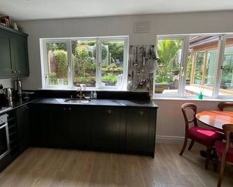 4 Bed House - Sleeps 8 - Pets - Parking - Wifi - Delgany - Cocina