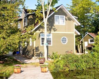 Two Private Islands, Super Quiet Part Of Lake, Yet Close To Action - Woodview - Edificio