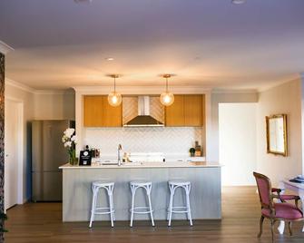 Luxury Lake Nagambie Retreat - Nagambie - Kitchen