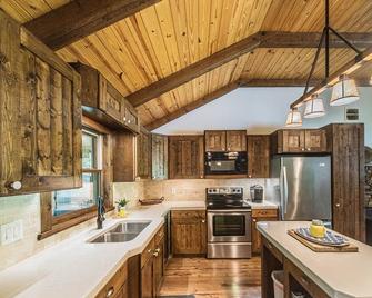 Lake House near Big Bear Resort & Marina, Malcolm Creek Marina and King Creek - Benton - Kitchen