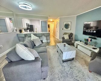 Work & Family Travel Friendly-Pool, Marina, Golf with Fee - Niceville - Living room