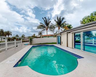 Relax in the Water - فورت لاودردال - حوض السباحة