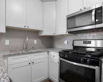 Downtown Columbus~Stunning Upscale 1 bd Suite - Columbus - Kitchen