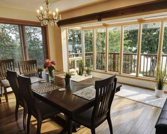 Lakefront Retreat - Liberty Lake - Dining room