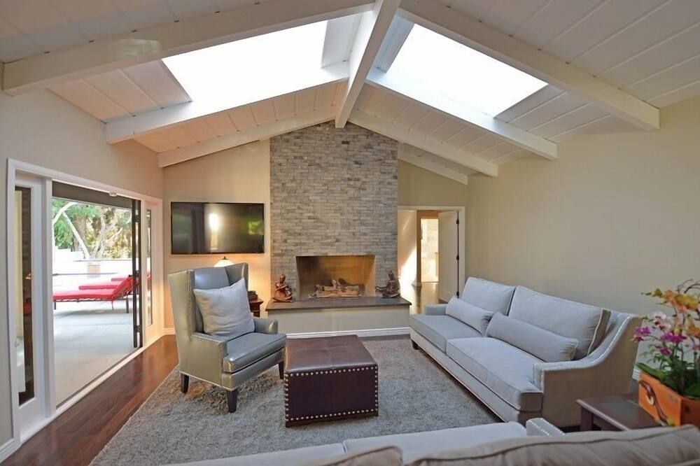 Hollywood Hills Spanish Contemporary - Ask About Monthly Specials - לוס אנג'לס - סלון