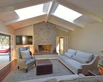 Hollywood Hills Spanish Contemporary - Ask About Monthly Specials - Los Ángeles - Sala de estar