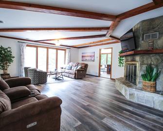 An Updated, Secluded family friendly home with Fast Wifi - Manhattan - Wohnzimmer