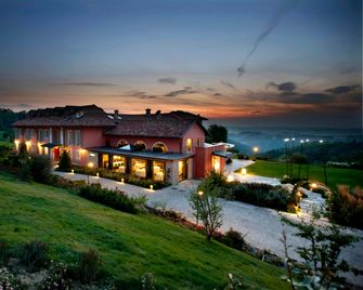 Relais Villa D'Amelia - Alba - Bina