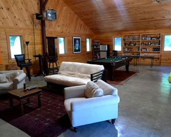 Perfect dream log house on creek with waterfalls, shorter stay for friends - Lake Hill - Living room