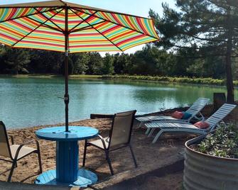 Shawnee Pines Lodging - #2 Cute Studio - Golconda - Patio