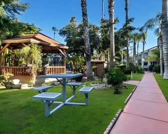 SureStay by Best Western Bakersfield Central - Bakersfield - Binnenhof