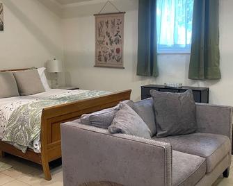 Gorgeous Green Guesthouse - Van Nuys - Bedroom