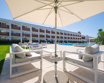 Malibu Foz Hotel - La Maison Younan - פיגרה דה פוז - פטיו