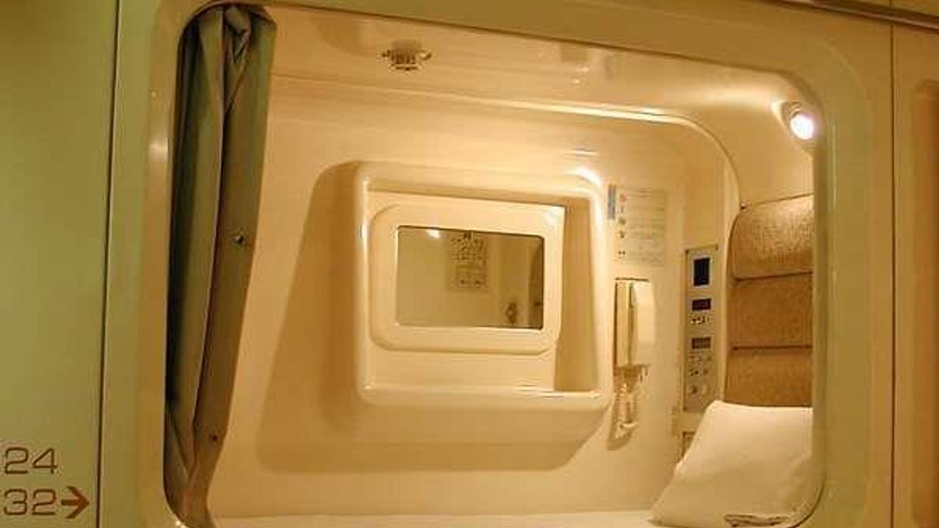 Capsule Hotel Leaves