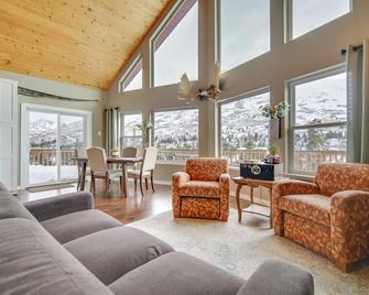 Stunning Alaskan Getaway w/ River & Mtn Views - Eagle River - Sala de estar