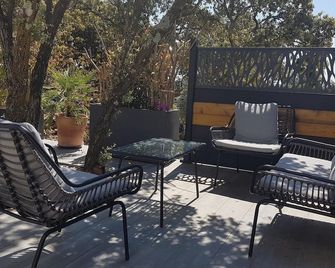 Charmante Maison avec jardin à Mornas - Mornas - Varanda