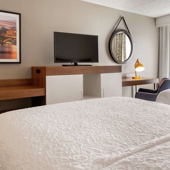 Bedroom view of Hampton Inn Rockford