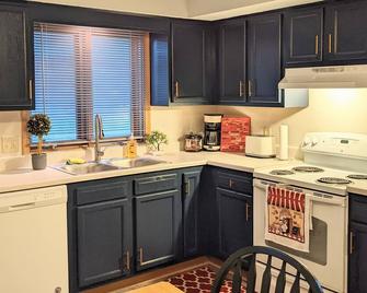 Remodeled apartment in quiet neighborhood - Council Bluffs - Kitchen