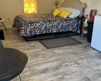 Clean, cozy studio nestled in the Grand -Staircase, near the Parks - Boulder - Bedroom