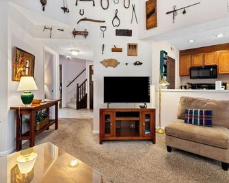 Walk to Market/Private community outdoor pool! - Wintergreen - Living room