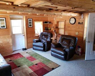 Beautiful Log Cabin Secluded In The Woods - Black River Falls - Obývací pokoj