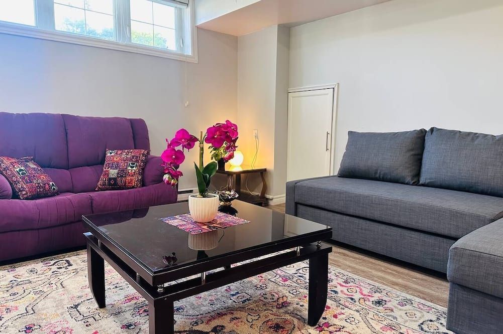 Separate Well-decorated and Equipped , Spacious 2-Bedroom (Entire) Basement - Newmarket - Huiskamer