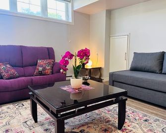 Separate Well-decorated and Equipped , Spacious 2-Bedroom (Entire) Basement - Newmarket - Huiskamer