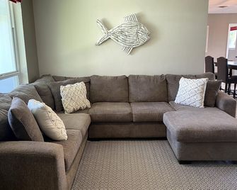 Luxury Waterfront Vacation Home! Heated Pool and Hot tub /Jacuzzi,5min to Beach - Fort Lauderdale - Area lounge