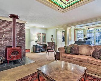 Spacious Hillsboro Home about 18 Mi to Portland! - Hillsboro - Living room
