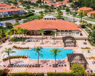 Luxury 4 Bedroom Villa on the gated Bellavida Resort close to the Theme parks - Kissimmee - Pool