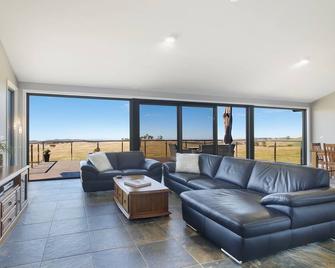 Mount Wayo Retreat - Goulburn (Sleeps up to 10) - Goulburn - Living room