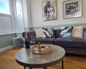 Westcliff-On-Sea Modern 2 Bedroom Apartment - Free Parking - Southend-on-Sea - Living room