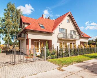 1 Bedroom Beautiful Apartment In Rowy - Rowy - Building