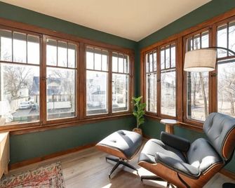 Historic Craftsman, just 8 minutes from downtown Kalamazoo. - Kalamazoo - Living room