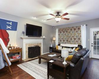 Cozy Boerne Home, Less Than a Mile from Main St! Shop, Dine, Breweries, Weddings - Boerne - Living room