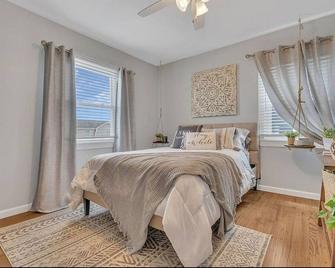 Jersey Shore Beach House with Heated Salt Pool - Bayville - Bedroom