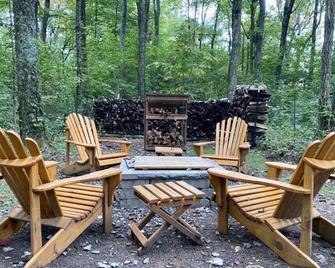 Private, romantic 720 ft yurt on dead end road 3.5 miles from Blue Ridge Parkway - Meadows of Dan - Patio