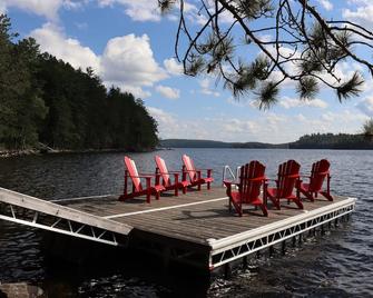Luxurious log cottage with 600-feet of waterfront, 90 Acres. - Eagle Lake