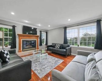 6 BR Mountain Villa Serene Nature near Legoland - Bloomingburg - Living room