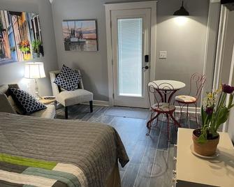 Cozy Neighborhood One Bedroom. Minutes to the beach and downtown Charleston. - Mount Pleasant - Bedroom