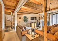 Silverthorne Condo with Mountain Views Hike and Bike! - Silverthorne - Living room