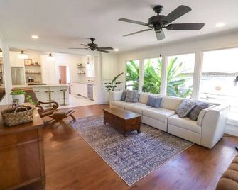 Downtown Riverside Oasis: Deck, Hot Tub & More! - Natchitoches - Salon