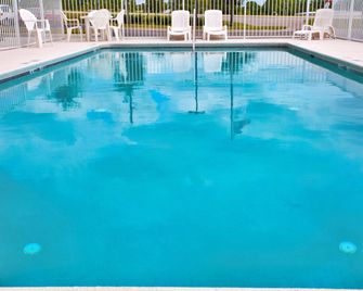 Holiday Inn Express & Suites Brooksville West By IHG - Brooksville - Bazén