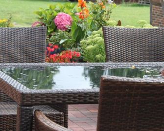 호텔 가르니 바숄더하이데 - 에임크 - 파티오